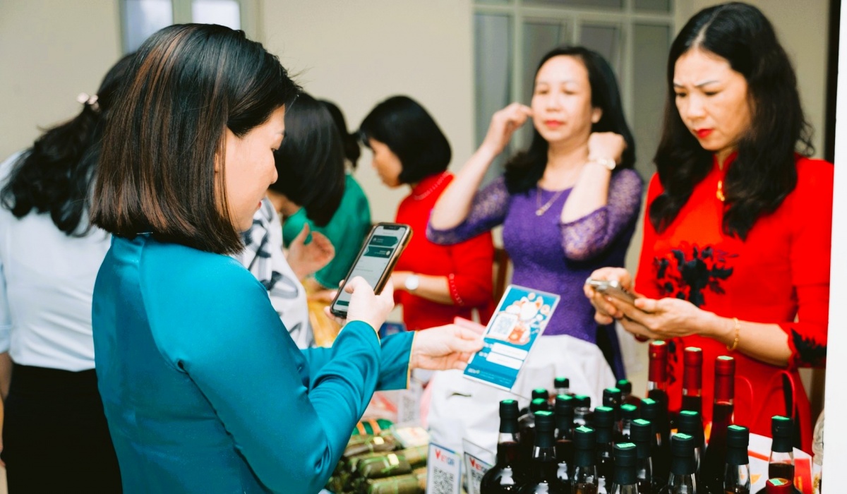 Thanh toán không dùng tiền mặt đã và đang lan tỏa mạnh mẽ tại Quảng Trị. Thanh toán không dùng tiền mặt đã và đang lan tỏa mạnh mẽ tại Quảng Trị.