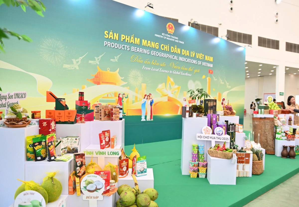Quầy hàng với những sản phẩm mang chỉ dẫn địa lý Việt Nam