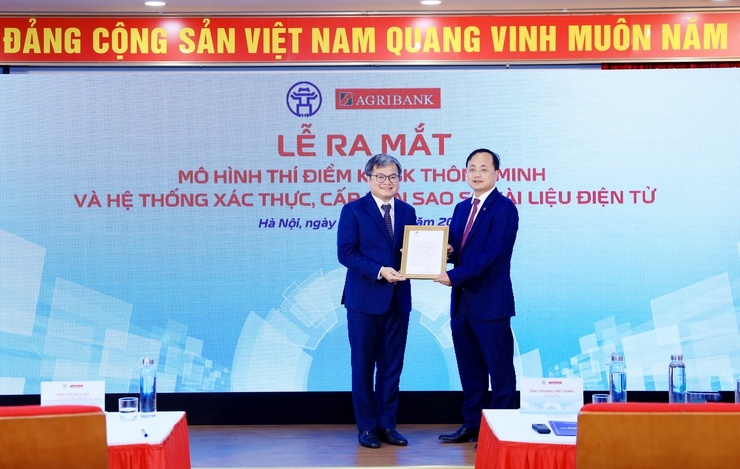 Đồng chí Trương Việt Dũng, Phó Chủ tịch UBND Thành phố trao thư cảm ơn tới Ngân hàng nông nghiệp và phát triển nông thôn Agribank Đồng chí Trương Việt Dũng, Phó Chủ tịch UBND Thành phố trao thư cảm ơn tới Ngân hàng nông nghiệp và phát triển nông thôn Agribank