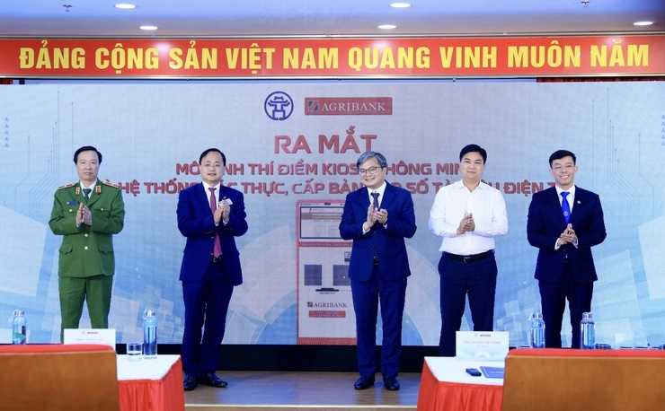 Các đại biểu thực hiện nghi thức ra mắt mô hình thí điểm Kiosk thông minh và hệ thống xác thực, cấp bản sao số tài liệu điện tử Các đại biểu thực hiện nghi thức ra mắt mô hình thí điểm Kiosk thông minh và hệ thống xác thực, cấp bản sao số tài liệu điện tử
