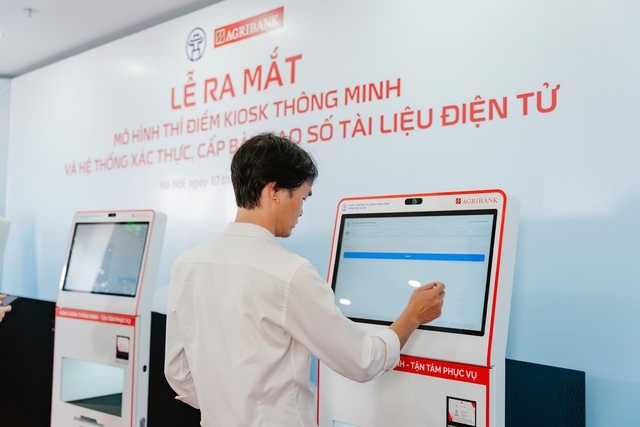 Người dân làm thủ tục tại kiosk thông minh và hệ thống xác thực, cấp bản sao số tài liệu điện tử ( Người dân làm thủ tục tại kiosk thông minh và hệ thống xác thực, cấp bản sao số tài liệu điện tử (