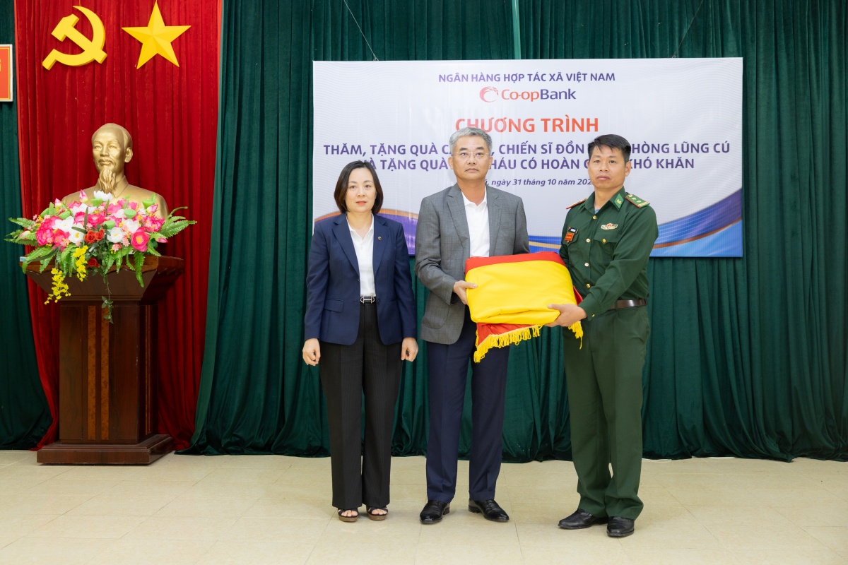 Ông Nguyễn Quốc Cường - Chủ tịch Hội đồng quản trị Co-opBank và bà Phạm Thị Hồng Minh - Tổng giám đốc Co-opBank đã trân trọng trao tặng 05 lá cờ Tổ quốc khổ lớn với diện tích 54m² cho Đồn Biên phòng Lũng Cú Ông Nguyễn Quốc Cường - Chủ tịch Hội đồng quản trị Co-opBank và bà Phạm Thị Hồng Minh - Tổng giám đốc Co-opBank đã trân trọng trao tặng 05 lá cờ Tổ quốc khổ lớn với diện tích 54m² cho Đồn Biên phòng Lũng Cú