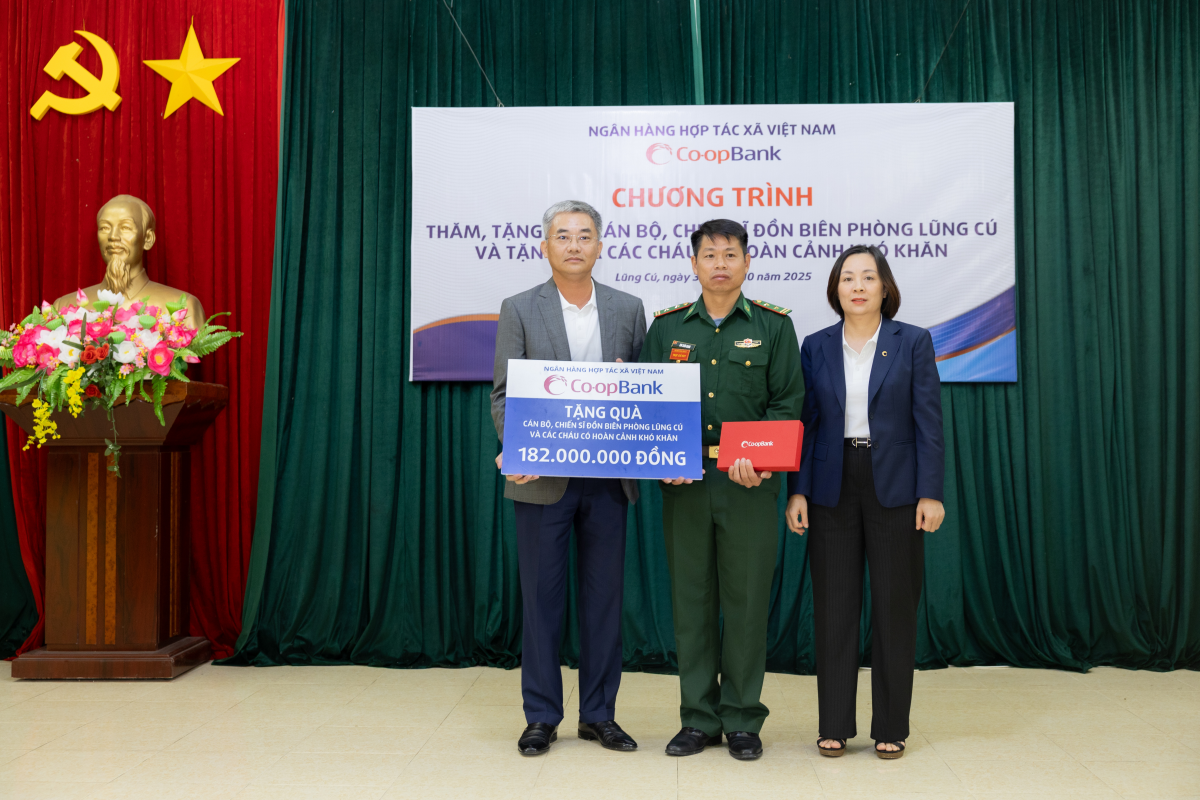 Ông Nguyễn Quốc Cường - Chủ tịch Hội đồng quản trị Co-opBank và bà Phạm Thị Hồng Minh - Tổng giám đốc Co-opBank trao tặng những phần quà ý nghĩa tới cán bộ, chiến sĩ Đồn Biên phòng Lũng Cú Ông Nguyễn Quốc Cường - Chủ tịch Hội đồng quản trị Co-opBank và bà Phạm Thị Hồng Minh - Tổng giám đốc Co-opBank trao tặng những phần quà ý nghĩa tới cán bộ, chiến sĩ Đồn Biên phòng Lũng Cú