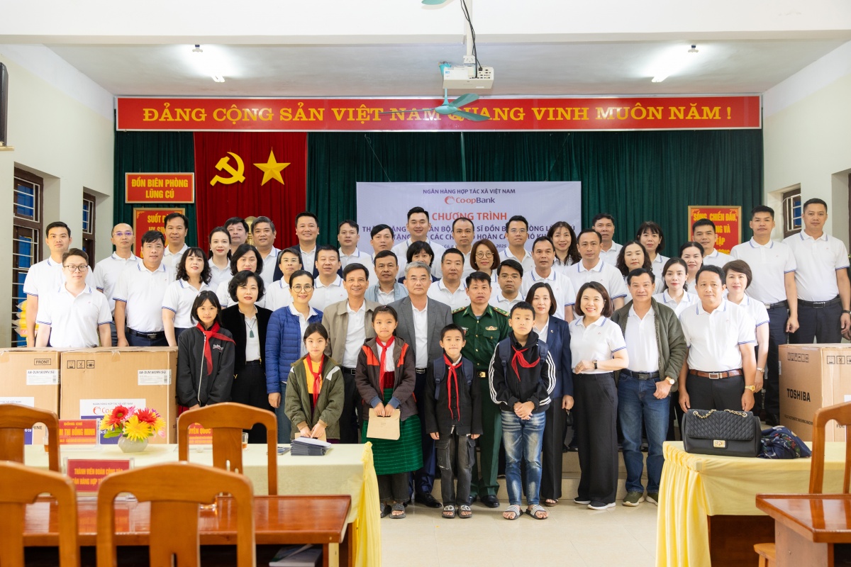 Đoàn công tác Co-opBank trao tặng những phần quà có ý nghĩa thiết thực cho Đồn Biên phòng Lũng Cú Đoàn công tác Co-opBank trao tặng những phần quà có ý nghĩa thiết thực cho Đồn Biên phòng Lũng Cú