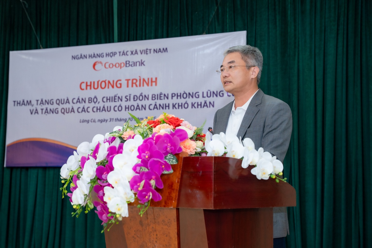 Ông Nguyễn Quốc Cường - Bí thư Đảng ủy, Chủ tịch Hội đồng quản trị Co-opBank phát biểu tại buổi làm việc và trao tặng quà cho Đồn Biên phòng Lũng Cú Ông Nguyễn Quốc Cường - Bí thư Đảng ủy, Chủ tịch Hội đồng quản trị Co-opBank phát biểu tại buổi làm việc và trao tặng quà cho Đồn Biên phòng Lũng Cú