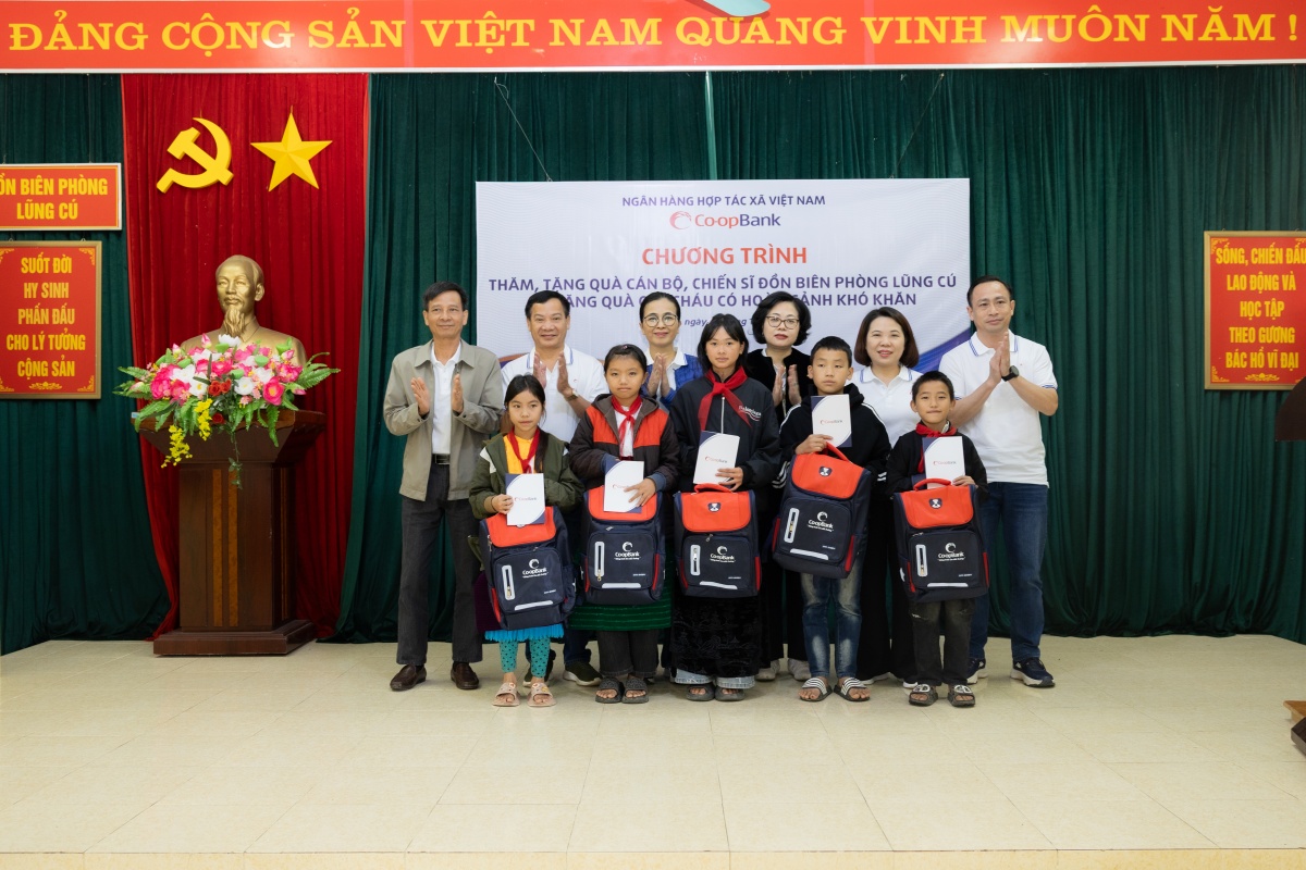 Lãnh đạo Co-opBank trao tặng quà cho các em học sinh có hoàn cảnh khó khăn do Đồn Biên phòng Lũng Cú nhận nuôi dưỡng và hỗ trợ Lãnh đạo Co-opBank trao tặng quà cho các em học sinh có hoàn cảnh khó khăn do Đồn Biên phòng Lũng Cú nhận nuôi dưỡng và hỗ trợ