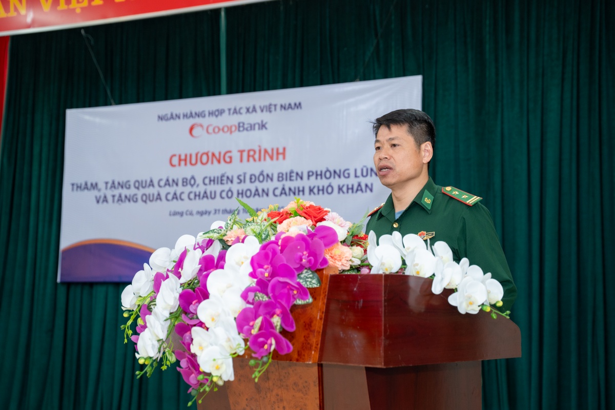 Trung tá Kim Xuân Giang – Đồn trưởng Đồn Biên phòng Lũng Cú bày tỏ xúc động và cảm ơn sự quan tâm, hỗ trợ của Co-opBank dành cho cán bộ, chiến sĩ nơi biên cương Tổ quốc Trung tá Kim Xuân Giang – Đồn trưởng Đồn Biên phòng Lũng Cú bày tỏ xúc động và cảm ơn sự quan tâm, hỗ trợ của Co-opBank dành cho cán bộ, chiến sĩ nơi biên cương Tổ quốc