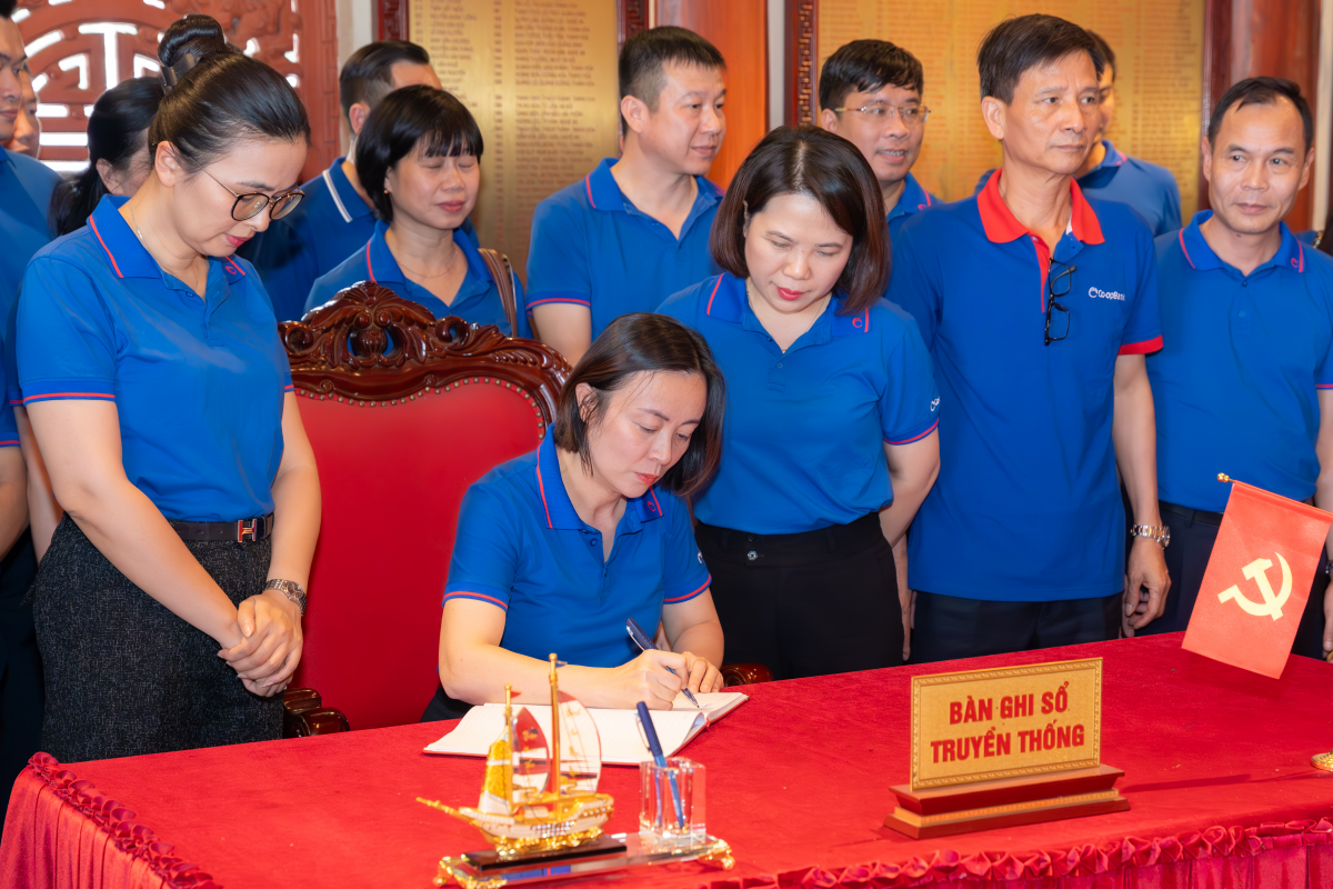 Bà Phạm Thị Hồng Minh - Phó Bí thư Đảng ủy, Thành viên Hội đồng quản trị, Tổng Giám đốc Co-opBank ghi sổ truyền thống tại Nghĩa trang Liệt sĩ quốc gia Vị Xuyên Bà Phạm Thị Hồng Minh - Phó Bí thư Đảng ủy, Thành viên Hội đồng quản trị, Tổng Giám đốc Co-opBank ghi sổ truyền thống tại Nghĩa trang Liệt sĩ quốc gia Vị Xuyên