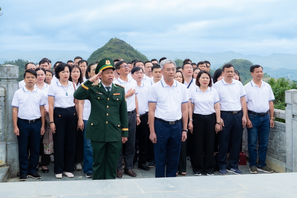 Đoàn công tác Co-opBank cùng cán bộ, chiến sĩ Đồn Biên phòng Lũng Cú và nhân dân trong buổi Lễ chào cờ tại Cột cờ quốc gia Lũng Cú Đoàn công tác Co-opBank cùng cán bộ, chiến sĩ Đồn Biên phòng Lũng Cú và nhân dân trong buổi Lễ chào cờ tại Cột cờ quốc gia Lũng Cú