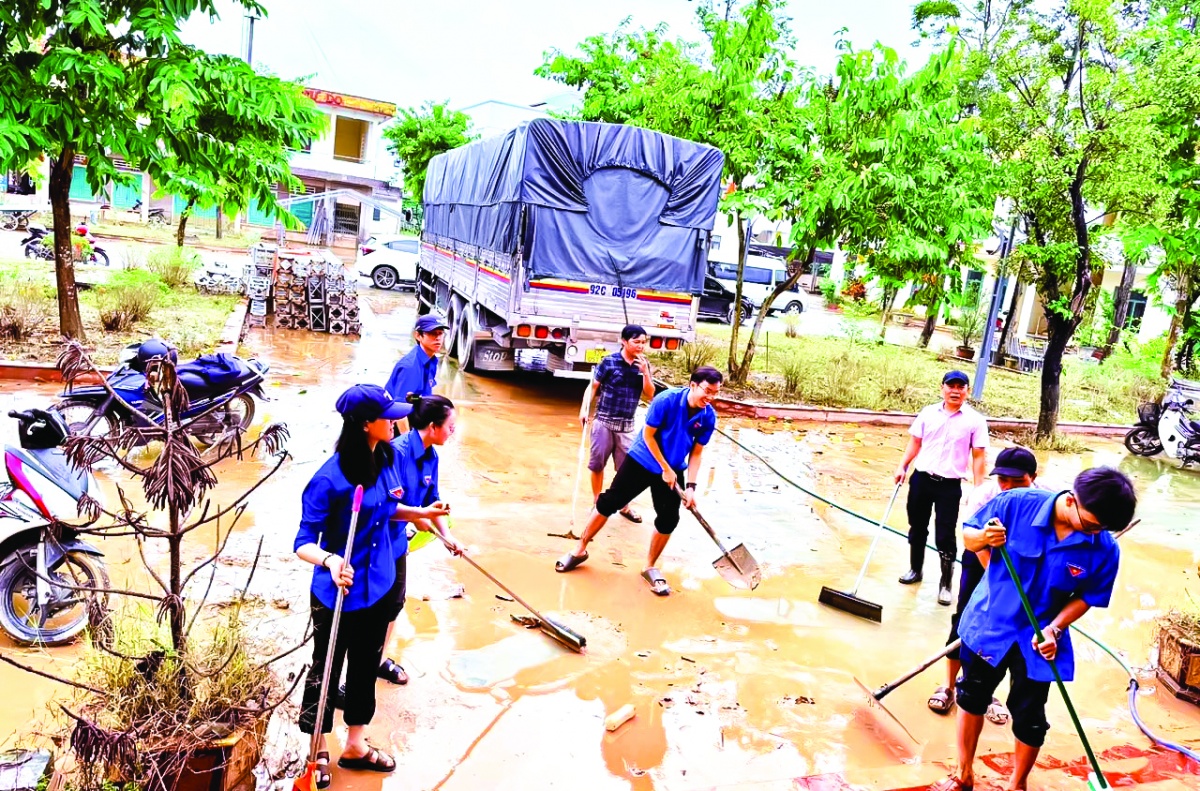 Cán bộ, nhân viên NHCSXH TP. Đà Nẵng cùng với người dân dọn dẹp sau mưa lũ