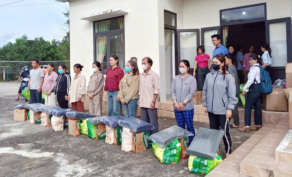 Chung tay hỗ trợ bà con vùng bị thiên tai xã Phước Năng