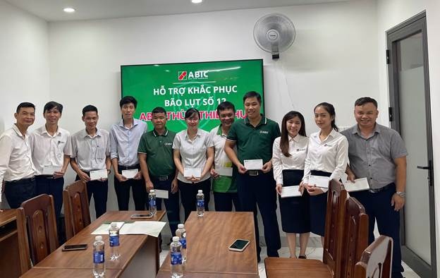 Bảo hiểm Agribank chia sẻ khó khăn với cán bộ, nhân viên vùng lũ Bảo hiểm Agribank chia sẻ khó khăn với cán bộ, nhân viên vùng lũ