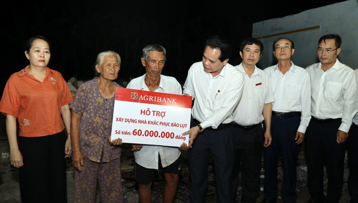 Agribank đồng hành cùng miền Trung khắc phục hậu quả bão lũ