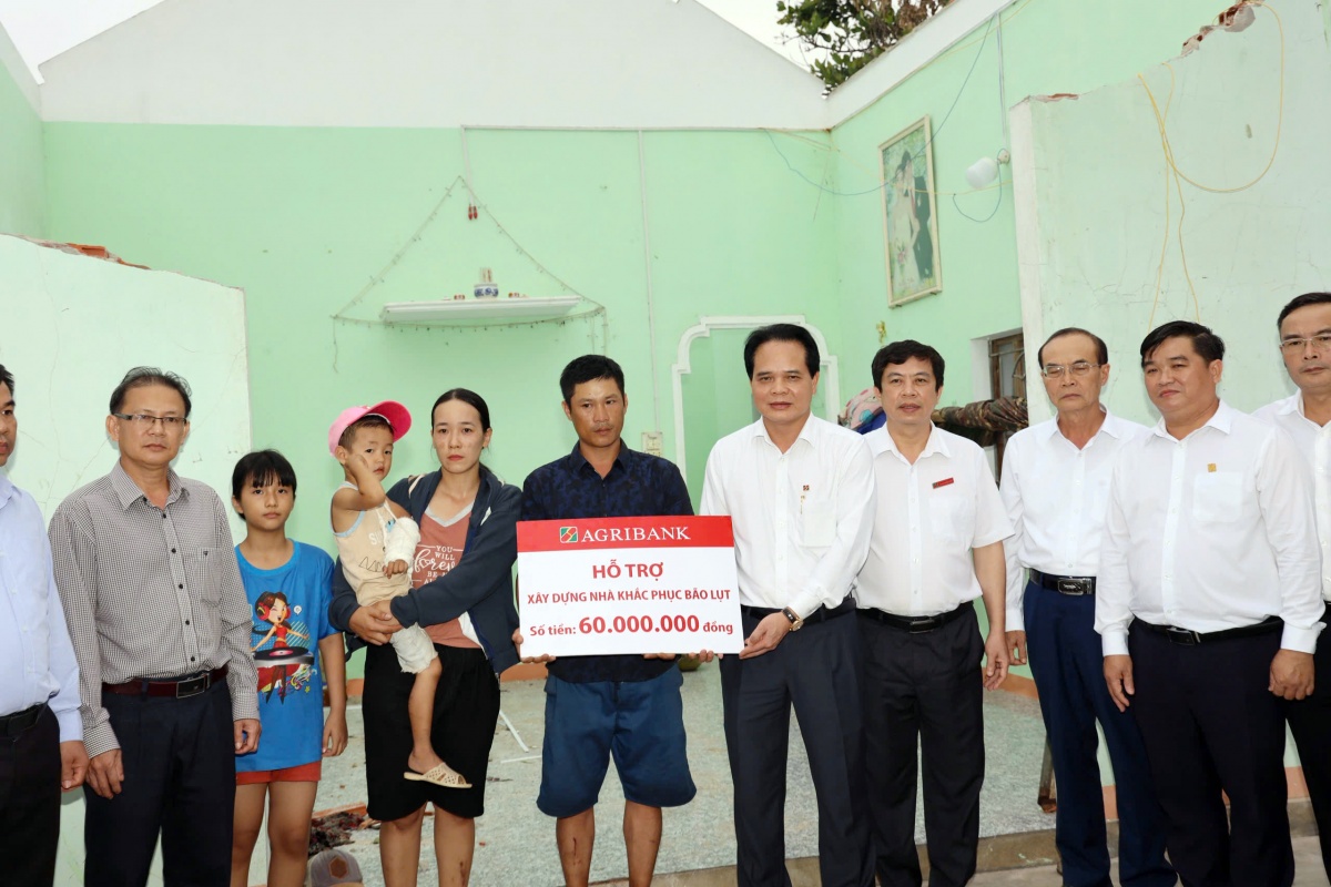Agribank đồng hành cùng miền Trung khắc phục hậu quả bão lũ