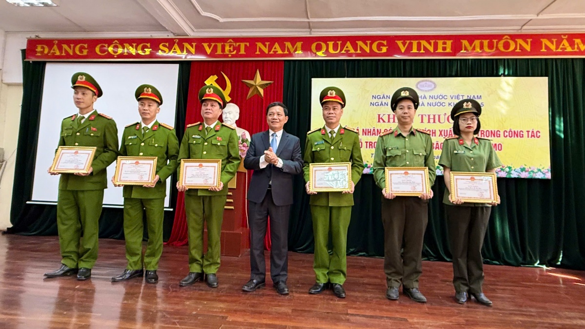 Biểu dương, khen thưởng tập thể, cá nhân có thành tích xuất sắc trong hỗ trợ, ứng phó bão số 11 Biểu dương, khen thưởng tập thể, cá nhân có thành tích xuất sắc trong hỗ trợ, ứng phó bão số 11