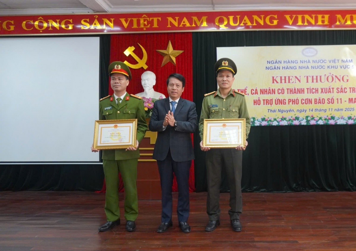 Ngân hàng Nhà nước Chi nhánh Khu vực 5 khen thưởng Công an tỉnh Thái Nguyên trong công tác ứng phó bão số 11 Ngân hàng Nhà nước Chi nhánh Khu vực 5 khen thưởng Công an tỉnh Thái Nguyên trong công tác ứng phó bão số 11