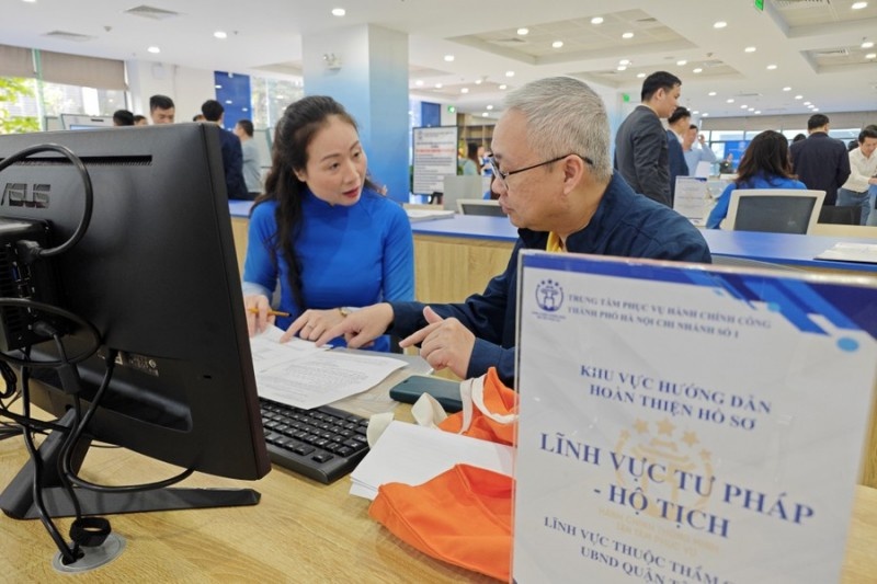 Người dân có thể đến điểm hành chính công gần nhất ở Hà Nội để thực hiện thủ tục hành chính phi địa giới