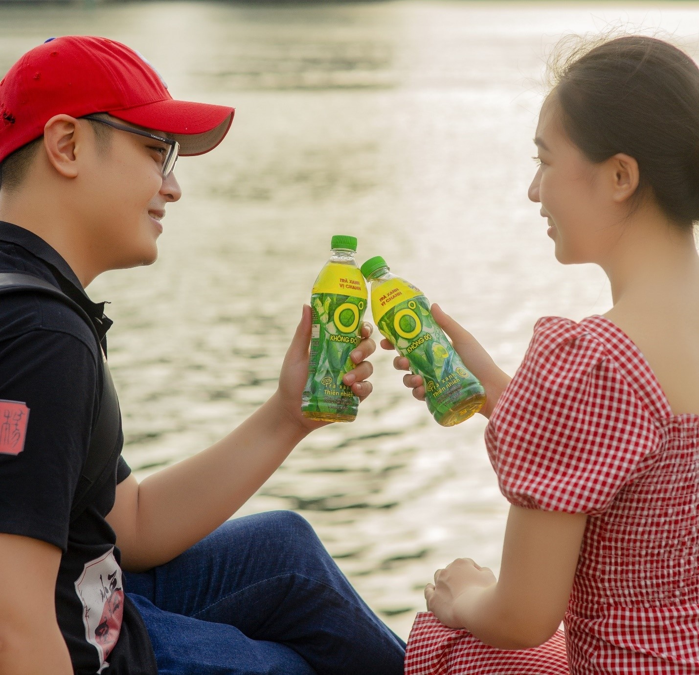 Được chiết xuất từ lá trà tươi thiên nhiên, Trà Xanh Không Độ là lựa chọn yêu thích của người trẻ để giảm căng thẳng, giải nhiệt cuộc sống. Được chiết xuất từ lá trà tươi thiên nhiên, Trà Xanh Không Độ là lựa chọn yêu thích của người trẻ để giảm căng thẳng, giải nhiệt cuộc sống.