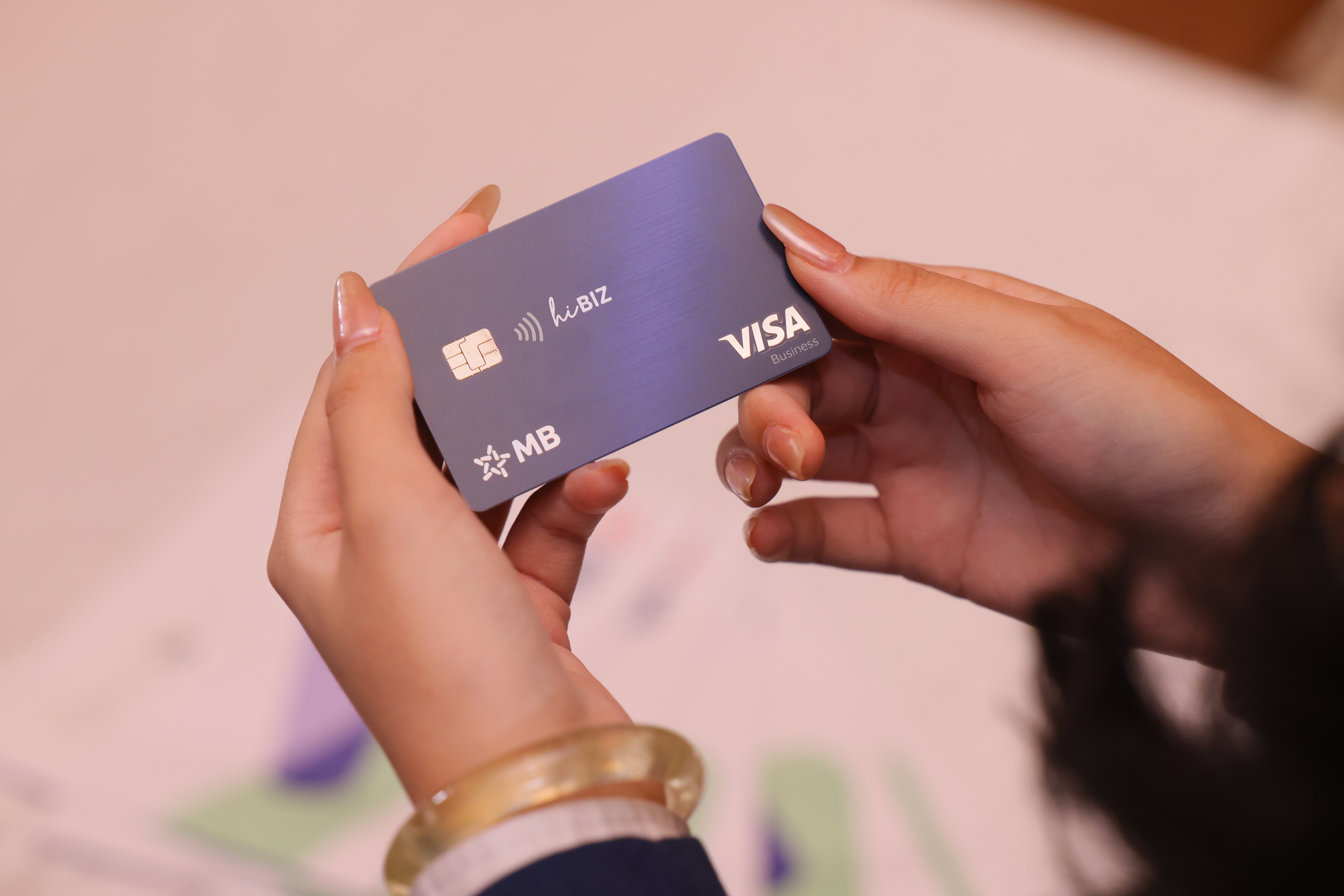 Thẻ MB Visa Hi BIZ giúp doanh nghiệp theo dõi, phân tích và đối soát chi tiêu theo thời gian thực Thẻ MB Visa Hi BIZ giúp doanh nghiệp theo dõi, phân tích và đối soát chi tiêu theo thời gian thực