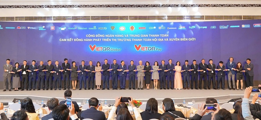 25 ngân hàng và trung gian thanh toán đã thực hiện nghi thức cam kết đồng hành thúc đẩy thanh toán nội địa và xuyên biên giới 25 ngân hàng và trung gian thanh toán đã thực hiện nghi thức cam kết đồng hành thúc đẩy thanh toán nội địa và xuyên biên giới