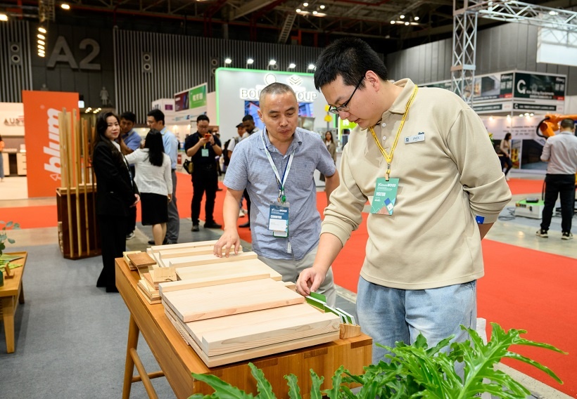 Gian hàng của Canadian Wood Việt Nam thu hút sự quan tâm của khách tham quan(3) Gian hàng của Canadian Wood Việt Nam thu hút sự quan tâm của khách tham quan(3)