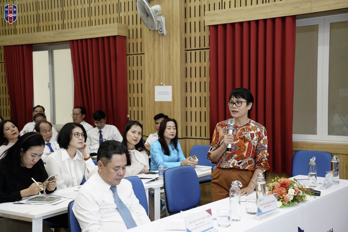 Phó Thống đốc Nguyễn Ngọc Cảnh làm việc với Trường Đại học Ngân hàng TP. Hồ Chí Minh