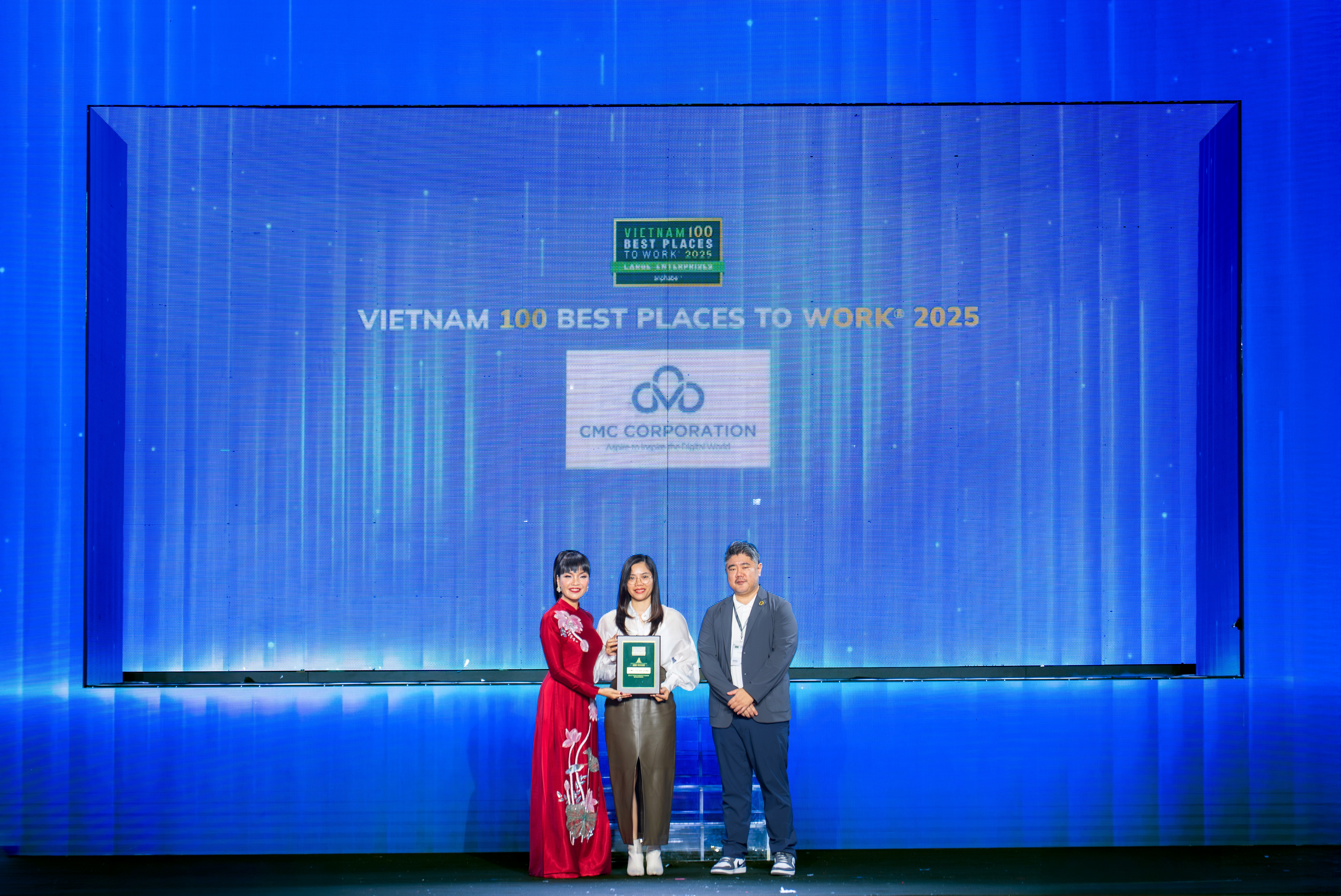 Đại diện CMC, bà Đặng Thị Thanh Thủy – Trưởng ban Nhân sự Tập đoàn nhận giải Top 100 Nơi làm việc tốt nhất Việt Nam 2025.