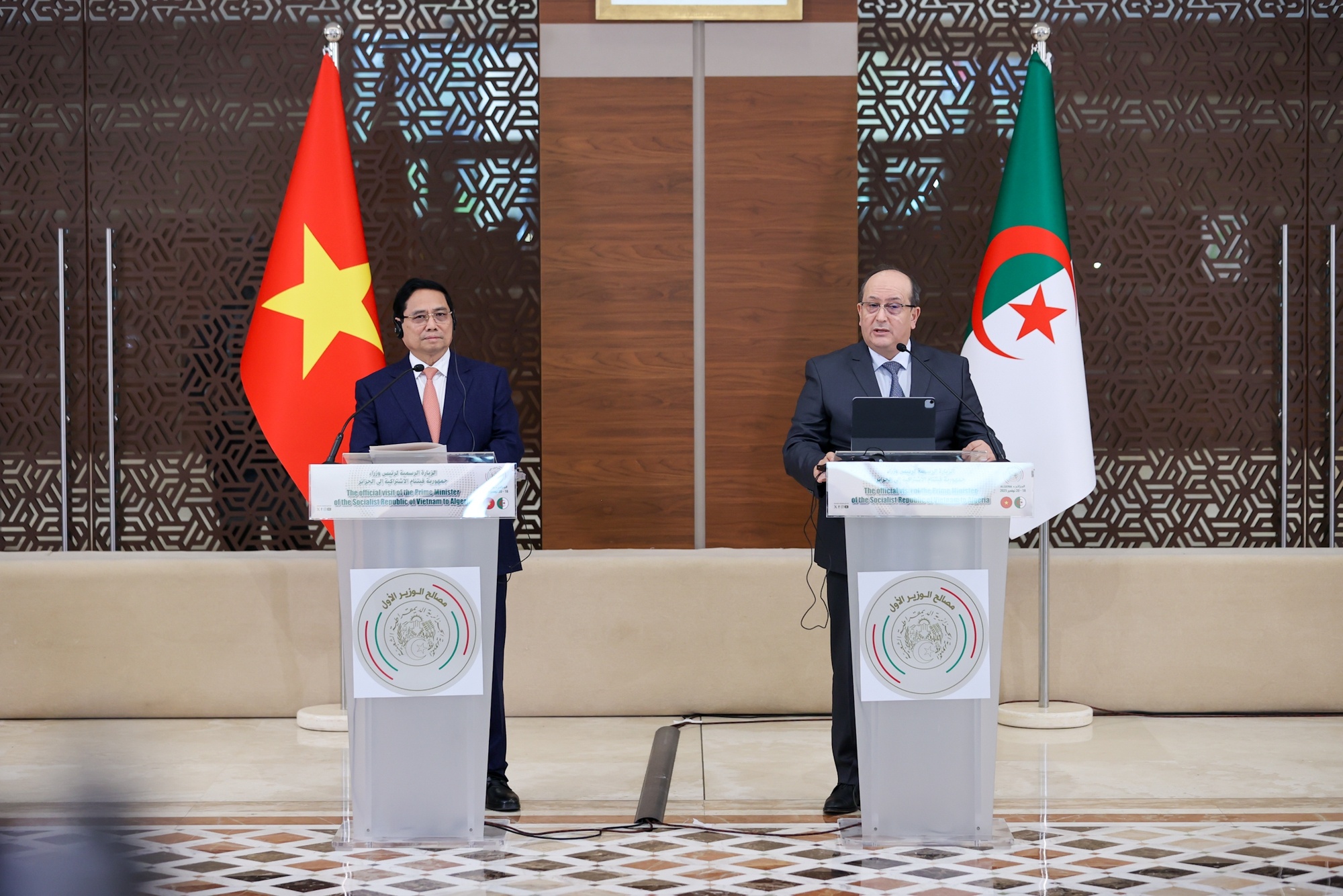 Thủ tướng Phạm Minh Chính và Thủ tướng Algeria Sifi Ghrieb gặp gỡ báo chí, công bố việc hai nước nâng cấp quan hệ song phương lên Đối tác Chiến lược - Ảnh: VGP/Nhật Bắc