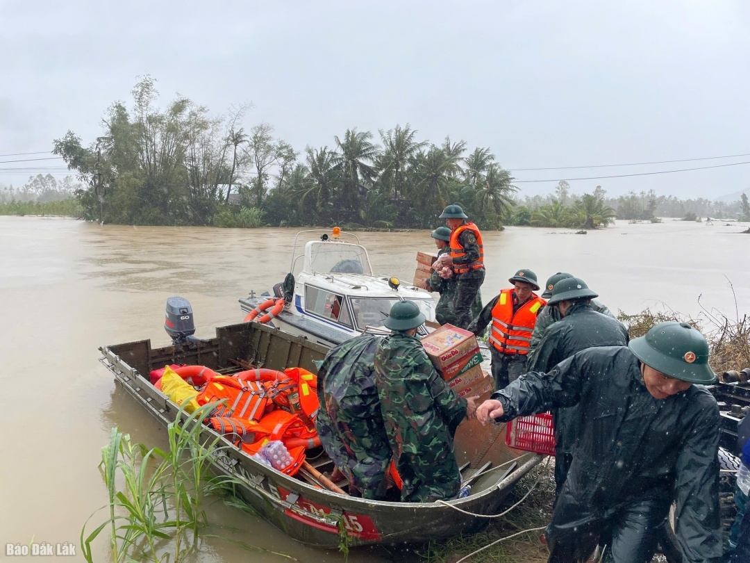 Công tác cứu hộ, cứu nạn được triển khai khẩn cấp ở các địa bàn ngập lụt - Ảnh: Báo Đắk Lắk