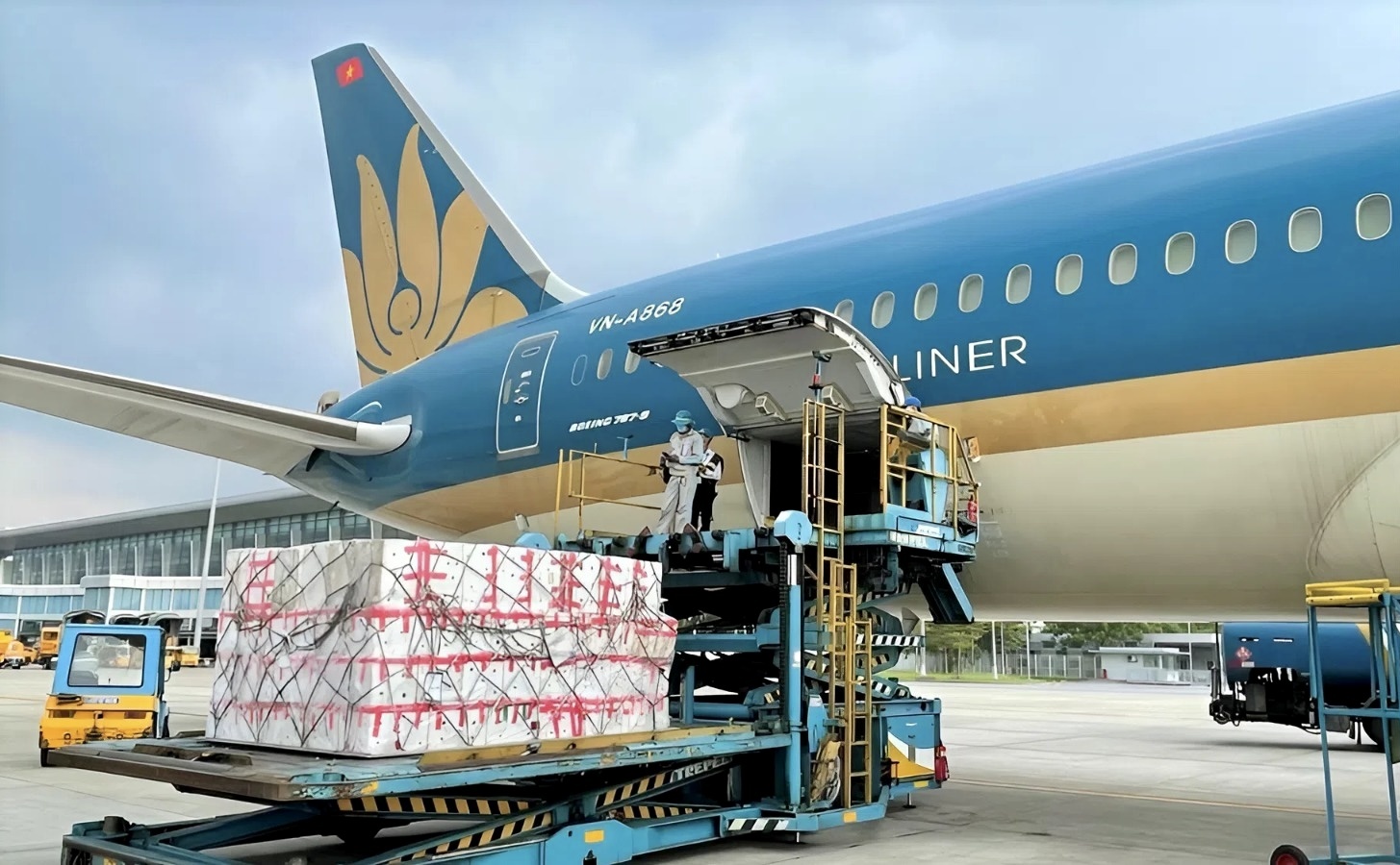 từ nay đến ngày 31/12/2025, hàng hóa hỗ trợ sẽ được miễn toàn bộ cước vận chuyển, phụ thu nhiên liệu và các loại phí liên quan từ nay đến ngày 31/12/2025, hàng hóa hỗ trợ sẽ được miễn toàn bộ cước vận chuyển, phụ thu nhiên liệu và các loại phí liên quan