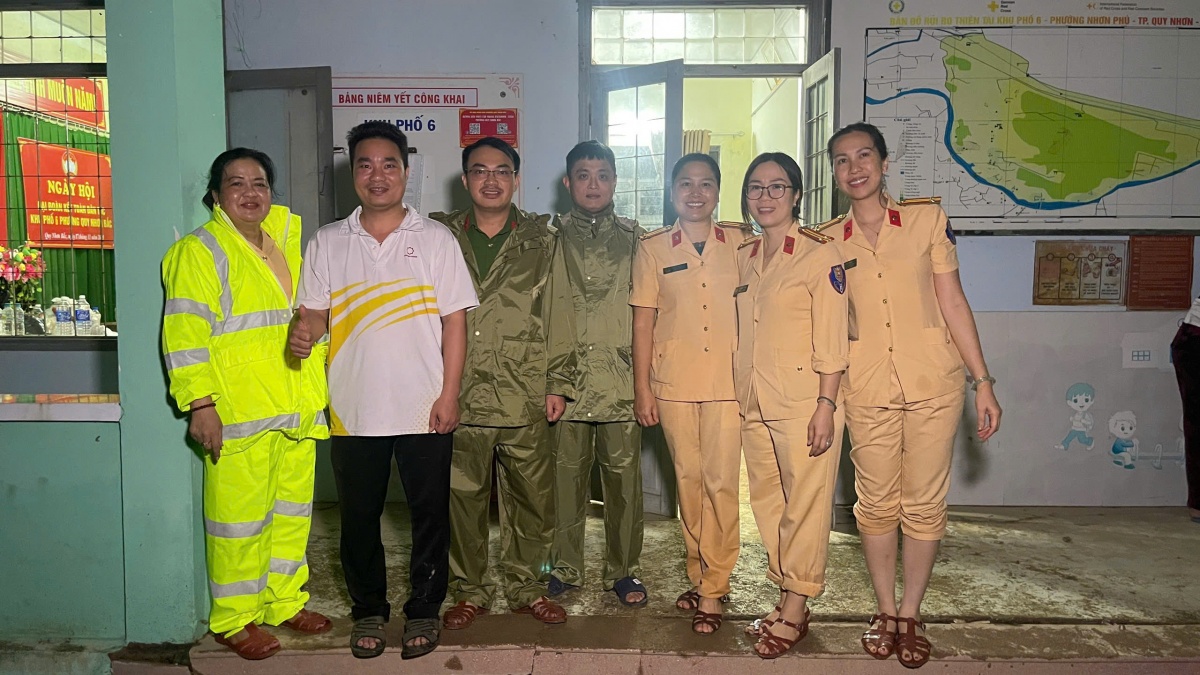 Tập đoàn Hoa Sen cấp tốc cứu trợ miền Trung trước mưa lũ lịch sử Tập đoàn Hoa Sen cấp tốc cứu trợ miền Trung trước mưa lũ lịch sử