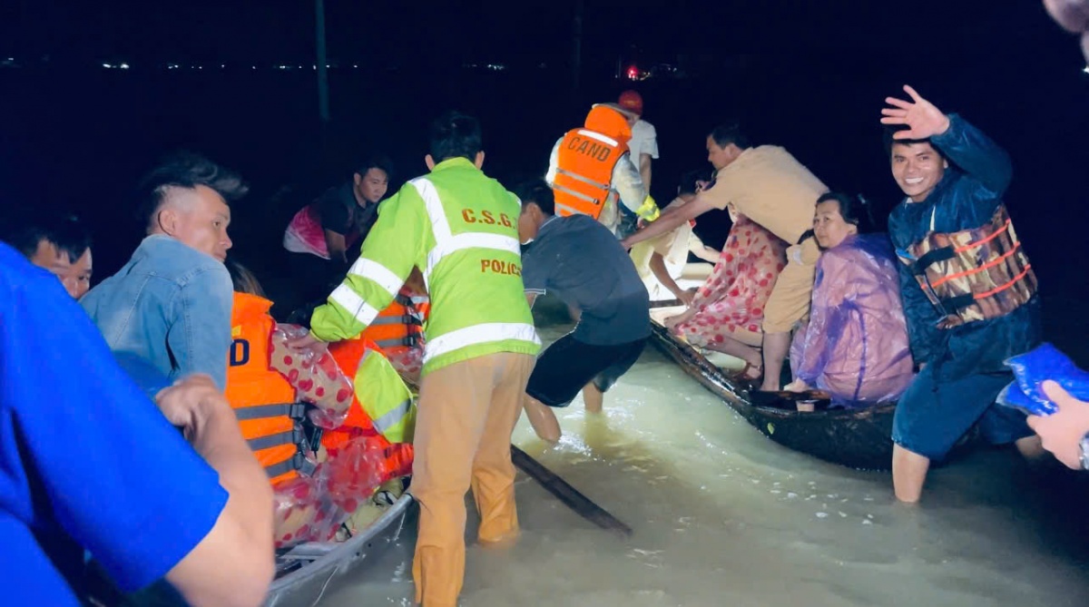 Giữa những khó khăn khi tiếp cận các khu vực ngập sâu, đội ngũ luôn động viên nhau và nỗ lực hết mình để hoàn thành công tác hỗ trợ. Giữa những khó khăn khi tiếp cận các khu vực ngập sâu, đội ngũ luôn động viên nhau và nỗ lực hết mình để hoàn thành công tác hỗ trợ.