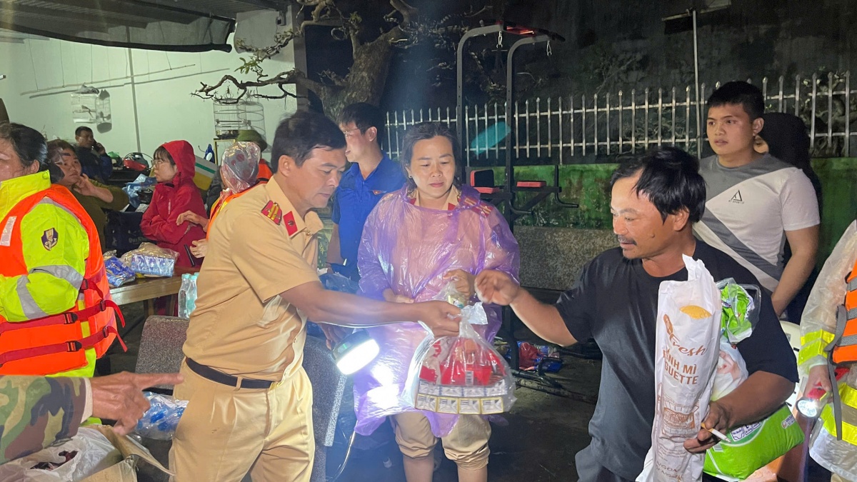 Lực lượng CSGT đã tích cực phối hợp, hỗ trợ đoàn của Tập đoàn Hoa Sen tiếp cận từng điểm ngập để trao quà cứu trợ đến bà con gặp khó khăn. Lực lượng CSGT đã tích cực phối hợp, hỗ trợ đoàn của Tập đoàn Hoa Sen tiếp cận từng điểm ngập để trao quà cứu trợ đến bà con gặp khó khăn.