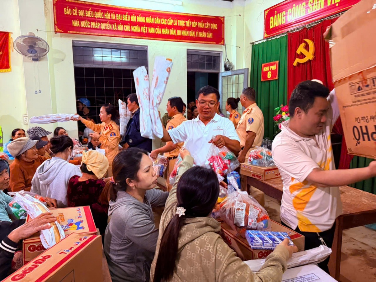 Nhân sự của Hoa Sen Home và Nhựa Hoa Sen cùng CSGT địa phương tại Gia Lai, đã trực tiếp chuyển từng phần quà đến tay người dân tại các khu vực tâm lũ. Nhân sự của Hoa Sen Home và Nhựa Hoa Sen cùng CSGT địa phương tại Gia Lai, đã trực tiếp chuyển từng phần quà đến tay người dân tại các khu vực tâm lũ.