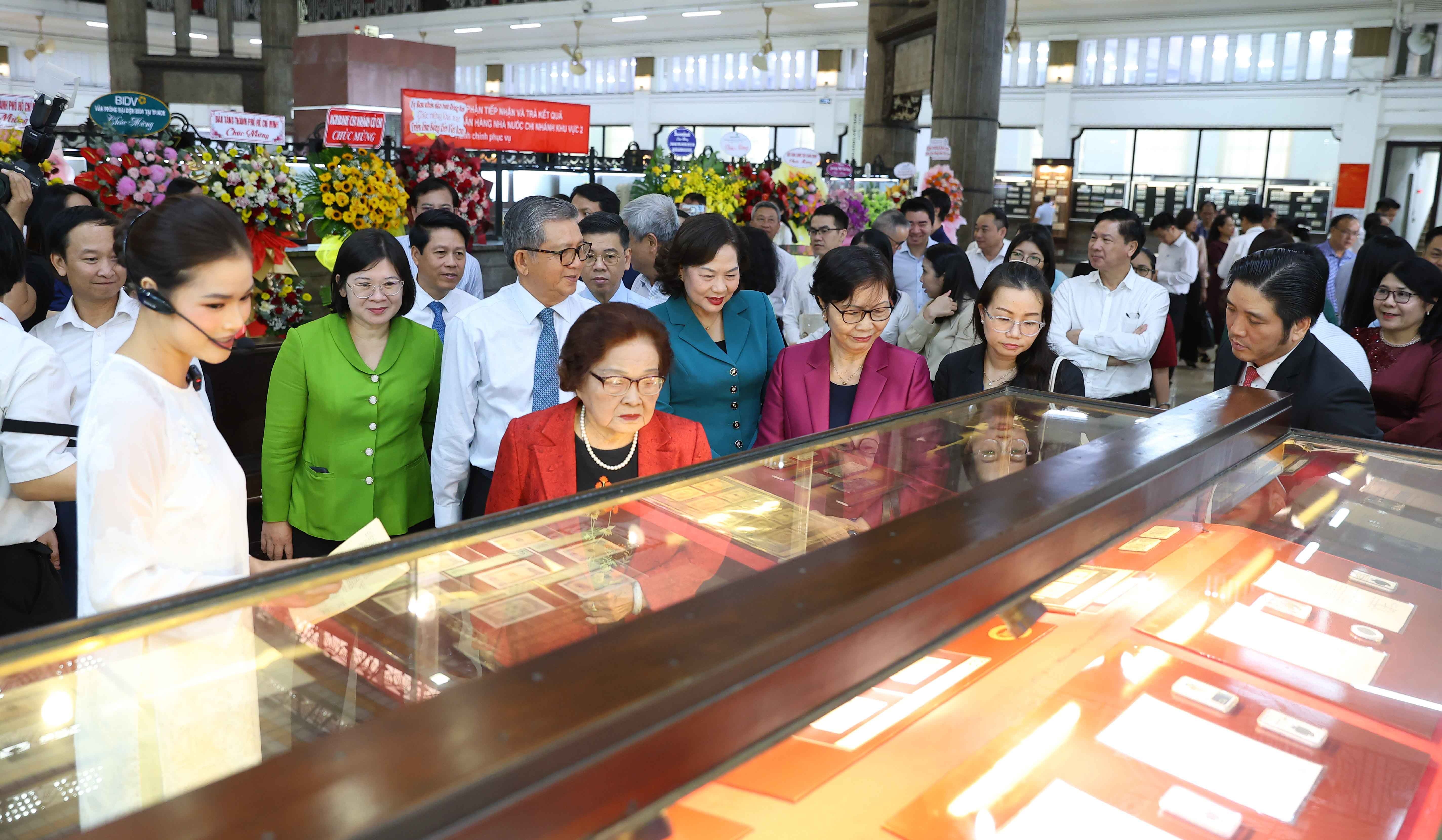 Thống đốc Nguyễn Thị Hồng và các lãnh đạo TP. Hồ Chí Minh, nguyên lãnh đạo ngành Ngân hàng các thời kỳ tham quan triển lãm Thống đốc Nguyễn Thị Hồng và các lãnh đạo TP. Hồ Chí Minh, nguyên lãnh đạo ngành Ngân hàng các thời kỳ tham quan triển lãm