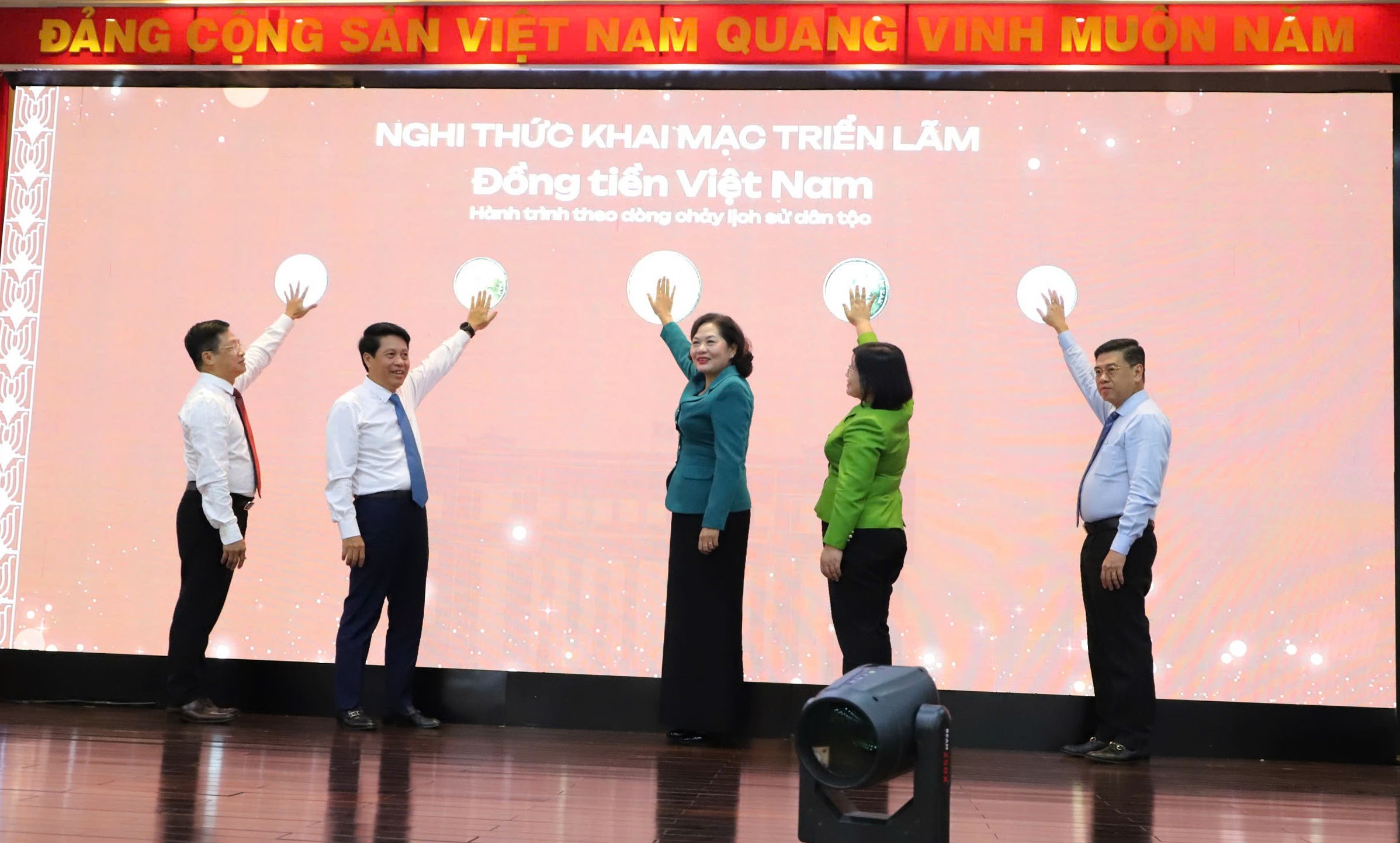 Thống đốc Nguyễn Thị Hồng, lãnh đạo Thành ủy, UBND TP. Hồ Chí Minh và lãnh đạo NHNN chi nhánh Khu vực 2 nhấn nút khai trương triển lãm Thống đốc Nguyễn Thị Hồng, lãnh đạo Thành ủy, UBND TP. Hồ Chí Minh và lãnh đạo NHNN chi nhánh Khu vực 2 nhấn nút khai trương triển lãm
