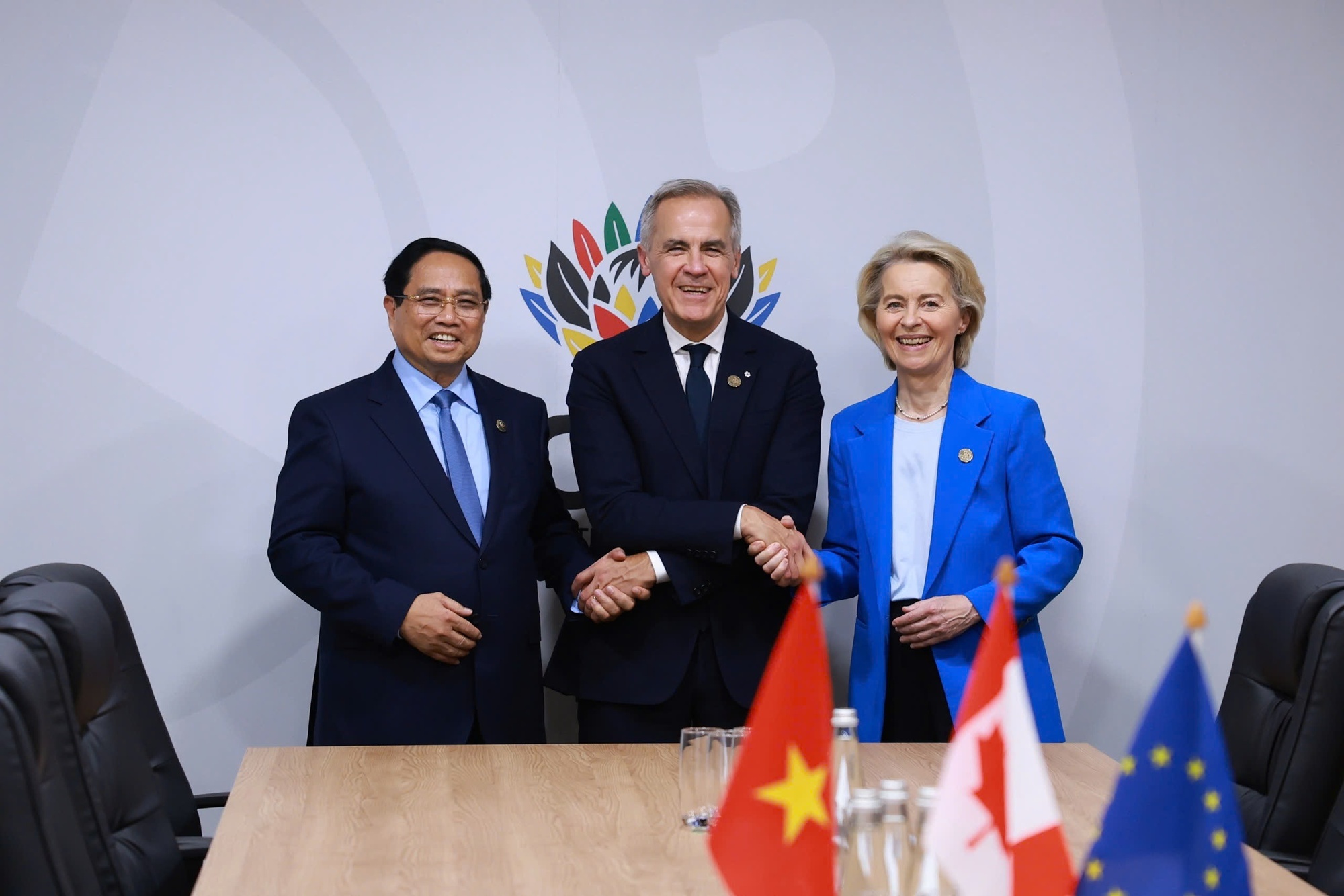 Thủ tướng Phạm Minh Chính làm việc với Thủ tướng Canada Mark Carney và Chủ tịch EU Ursula von der Leyen để thảo luận về định hướng tăng cường hợp tác thương mại, đầu tư giữa các nước thành viên CPTPP và EU - Ảnh: VGP/Nhật Bắc