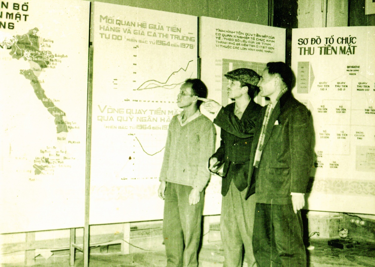 Gian trưng bày ngành Ngân hàng tại Triển lãm 15 năm Thành lập Việt Nam Dân chủ Cộng hòa (1945-1960) Gian trưng bày ngành Ngân hàng tại Triển lãm 15 năm Thành lập Việt Nam Dân chủ Cộng hòa (1945-1960)