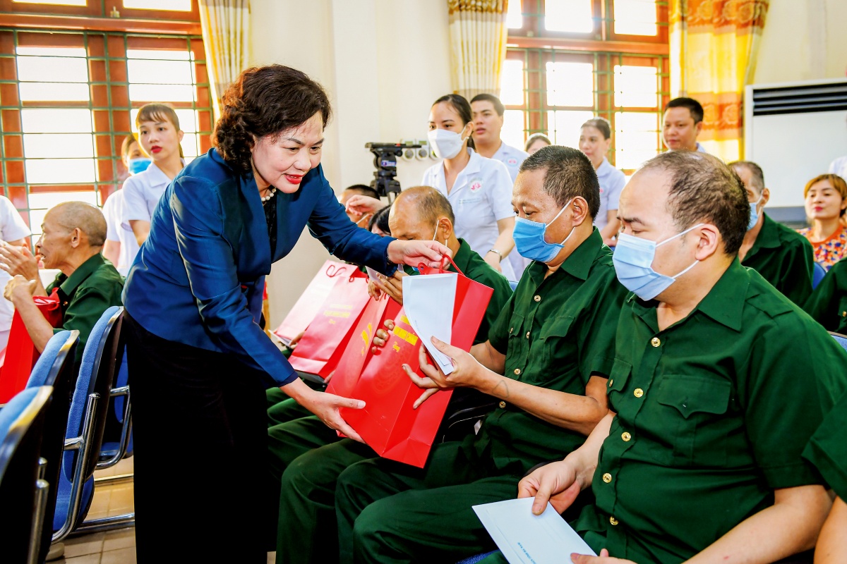 Thống đốc NHNN Nguyễn Thị Hồng trao quà tới các cựu chiến binh, thương binh tại tỉnh Ninh Bình (Hà Nam cũ)  thể hiện tinh thần trách nhiệm với cộng đồng, với xã hội của ngành Ngân hàng