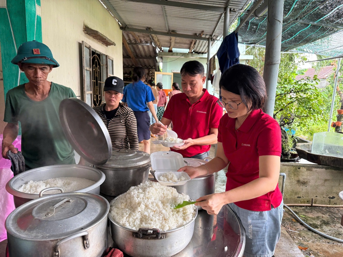 Agribank Phú Yên kịp thời sẻ chia cùng bà con vùng lũ lụt Agribank Phú Yên kịp thời sẻ chia cùng bà con vùng lũ lụt