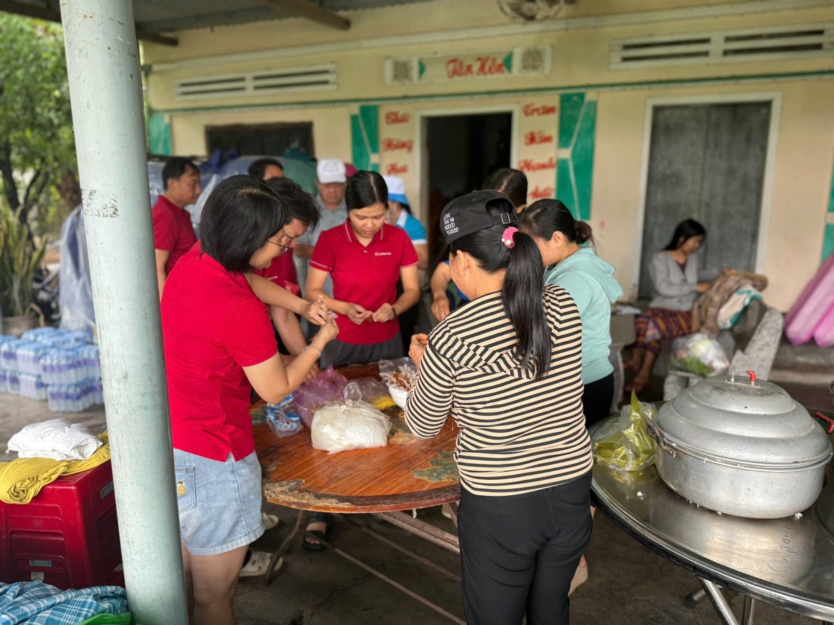 Agribank Phú Yên kịp thời sẻ chia cùng bà con vùng lũ lụt Agribank Phú Yên kịp thời sẻ chia cùng bà con vùng lũ lụt