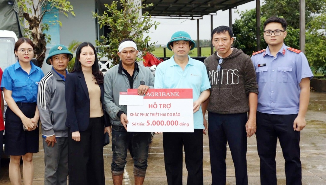 Agribank Phú Yên kịp thời sẻ chia cùng bà con vùng lũ lụt Agribank Phú Yên kịp thời sẻ chia cùng bà con vùng lũ lụt