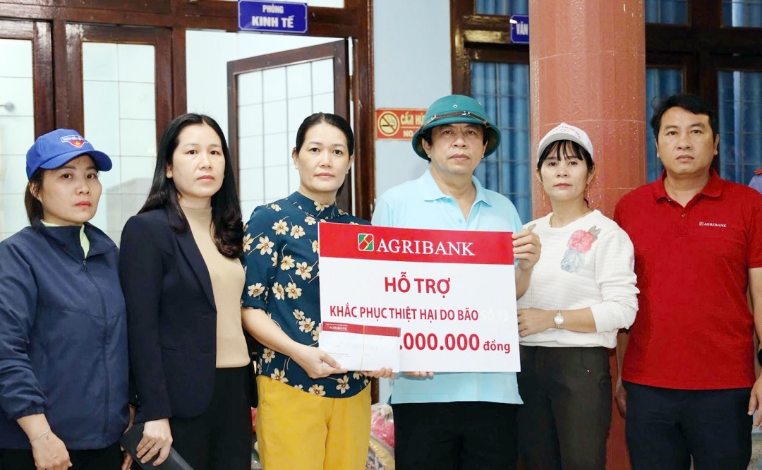 Agribank Phú Yên kịp thời sẻ chia cùng bà con vùng lũ lụt Agribank Phú Yên kịp thời sẻ chia cùng bà con vùng lũ lụt