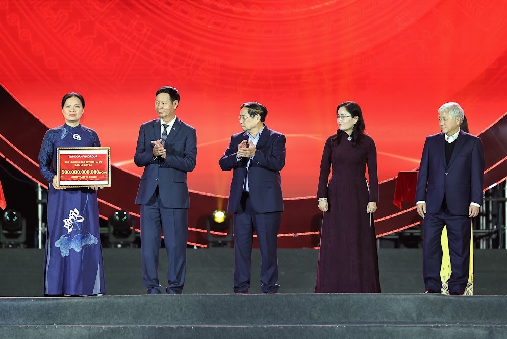 Các tập thể, doanh nghiệp trao tiền quyên góp ủng hộ đồng bào Miền Trung - Tây Nguyên bị thiệt hại do mưa lũ gây ra với tổng số tiền 540 tỷ đồng - Ảnh: VGP/Nhật Bắc Các tập thể, doanh nghiệp trao tiền quyên góp ủng hộ đồng bào Miền Trung - Tây Nguyên bị thiệt hại do mưa lũ gây ra với tổng số tiền 540 tỷ đồng - Ảnh: VGP/Nhật Bắc
