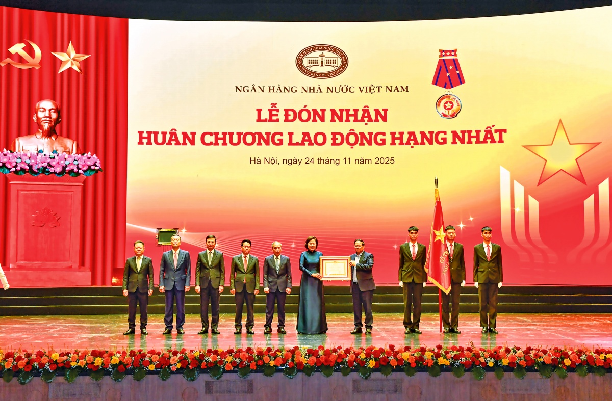Thay mặt Lãnh đạo Đảng và Nhà nước, Thủ tướng Chính phủ Phạm Minh Chính trao tặng Huân chương Lao động hạng Nhất cho Ngân hàng Nhà nước Việt Nam Thay mặt Lãnh đạo Đảng và Nhà nước, Thủ tướng Chính phủ Phạm Minh Chính trao tặng Huân chương Lao động hạng Nhất cho Ngân hàng Nhà nước Việt Nam