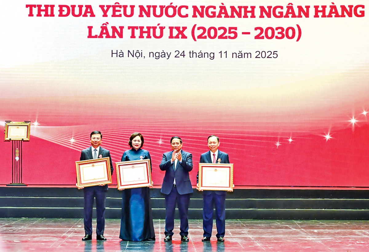 Thay mặt lãnh đạo Đảng, Nhà nước, Thủ tướng Chính phủ Phạm Minh Chính trao tặng Huân chương Độc lập hạng Nhì cho ông Đào Minh Tú, nguyên Phó Thống đốc Thường trực NHNN, Huân chương Lao động hạng Nhất cho Thống đốc NHNN Nguyễn Thị Hồng và Phó Thống đốc NHNN Phạm Thanh Hà vì có thành tích xuất sắc trong việc điều hành chính sách tiền tệ, góp phần trong quá trình xây dựng chủ nghĩa xã hội và bảo vệ Tổ quốc Thay mặt lãnh đạo Đảng, Nhà nước, Thủ tướng Chính phủ Phạm Minh Chính trao tặng Huân chương Độc lập hạng Nhì cho ông Đào Minh Tú, nguyên Phó Thống đốc Thường trực NHNN, Huân chương Lao động hạng Nhất cho Thống đốc NHNN Nguyễn Thị Hồng và Phó Thống đốc NHNN Phạm Thanh Hà vì có thành tích xuất sắc trong việc điều hành chính sách tiền tệ, góp phần trong quá trình xây dựng chủ nghĩa xã hội và bảo vệ Tổ quốc