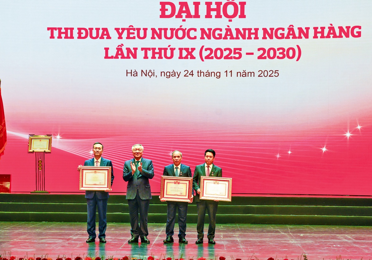 Phó Thủ tướng Chính phủ Nguyễn Hoà Bình trao tặng danh hiệu Chiến sỹ thi đua toàn quốc cho ông Đoàn Thái Sơn – Phó Thống đốc Thường trực NHNN, ông Phạm Tiến Dũng, Phó Thống đốc NHNN; tặng bằng khen của Thủ tướng Chính phủ cho ông Phạm Quang Dũng – Phó Thống đốc NHNN Phó Thủ tướng Chính phủ Nguyễn Hoà Bình trao tặng danh hiệu Chiến sỹ thi đua toàn quốc cho ông Đoàn Thái Sơn – Phó Thống đốc Thường trực NHNN, ông Phạm Tiến Dũng, Phó Thống đốc NHNN; tặng bằng khen của Thủ tướng Chính phủ cho ông Phạm Quang Dũng – Phó Thống đốc NHNN