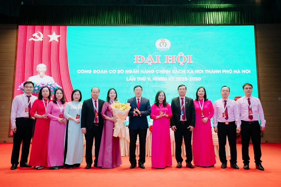 Lãnh đạo NHCSXH chúc mừng BCH Công đoàn cơ sở nhiệm kỳ 2025-2030 Lãnh đạo NHCSXH chúc mừng BCH Công đoàn cơ sở nhiệm kỳ 2025-2030