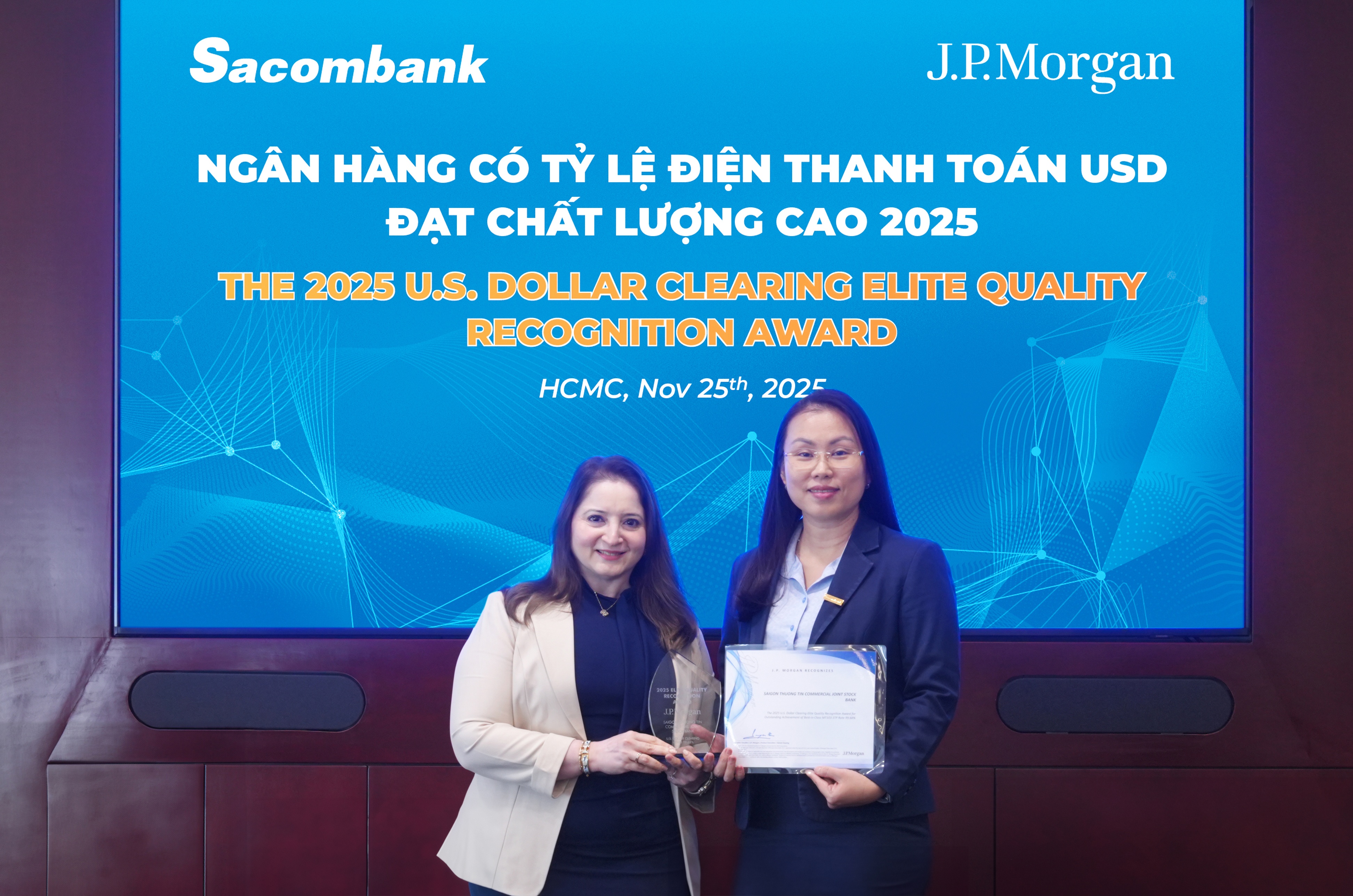 Đại diện Sacombank – bà Trần Thị Ngọc Hương, Phó Giám đốc Khối Vận hành (bên phải) – nhận giải thưởng “The 2025 U.S. Dollar Clearing Elite Quality Recognition Award” từ đại diện J.P.Morgan.   