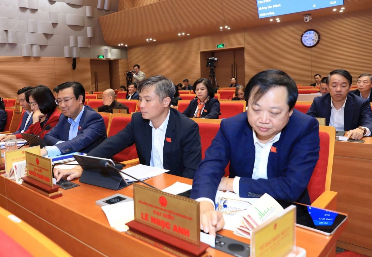 Các đại biểu ấn nút thông qua nghị quyết. Các đại biểu ấn nút thông qua nghị quyết.
